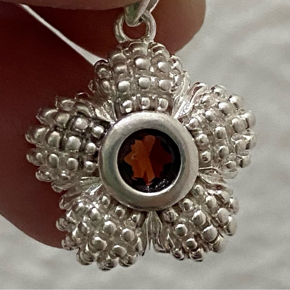 Vintage 925 Signed Sterling Silver Garnet Birthstone Flower Pendant 4g. - Picture 12 of 16